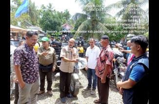 HM Nurnas serahkan Betor kepadaKelopok. Tanidan Kelompok Wnaita Tani Lubuk. Alung dan Batang Anai, Sabtu 22/10-2022. (ndri) HM Nurnas (berdiri tengah) icon pejuang aspirasi petani di Padang Pariaman, Sabru 20/10-2022. (dok) 