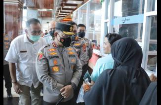 Kapolda Sumbar Irjen Pol Suharyono terlihat bedialog dengan wajib pajak saat Sidak di Samsat Padang, Rabu 26/10-2022. (cok) 