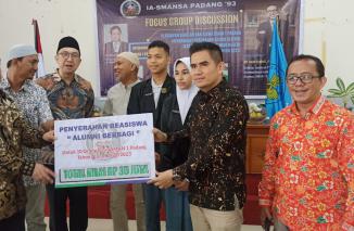IA-SMANSA 1993 gelar FGD soal seleksi PTN 2023 dan yerahkan donasi kepada SMA Negeri 1 Padang, Minggu 30 Oktober 2022.(dok/sis) 