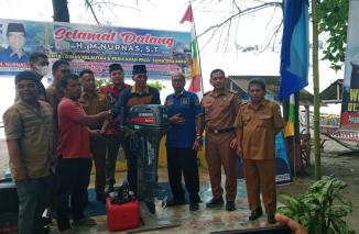 HM Nurnas (tiga dari kanan) serahkan mesin tempel saat akhir amssa reses, Senin 31/10-2022 di Pasia Ketaping Padang Pariaman. (ck) 