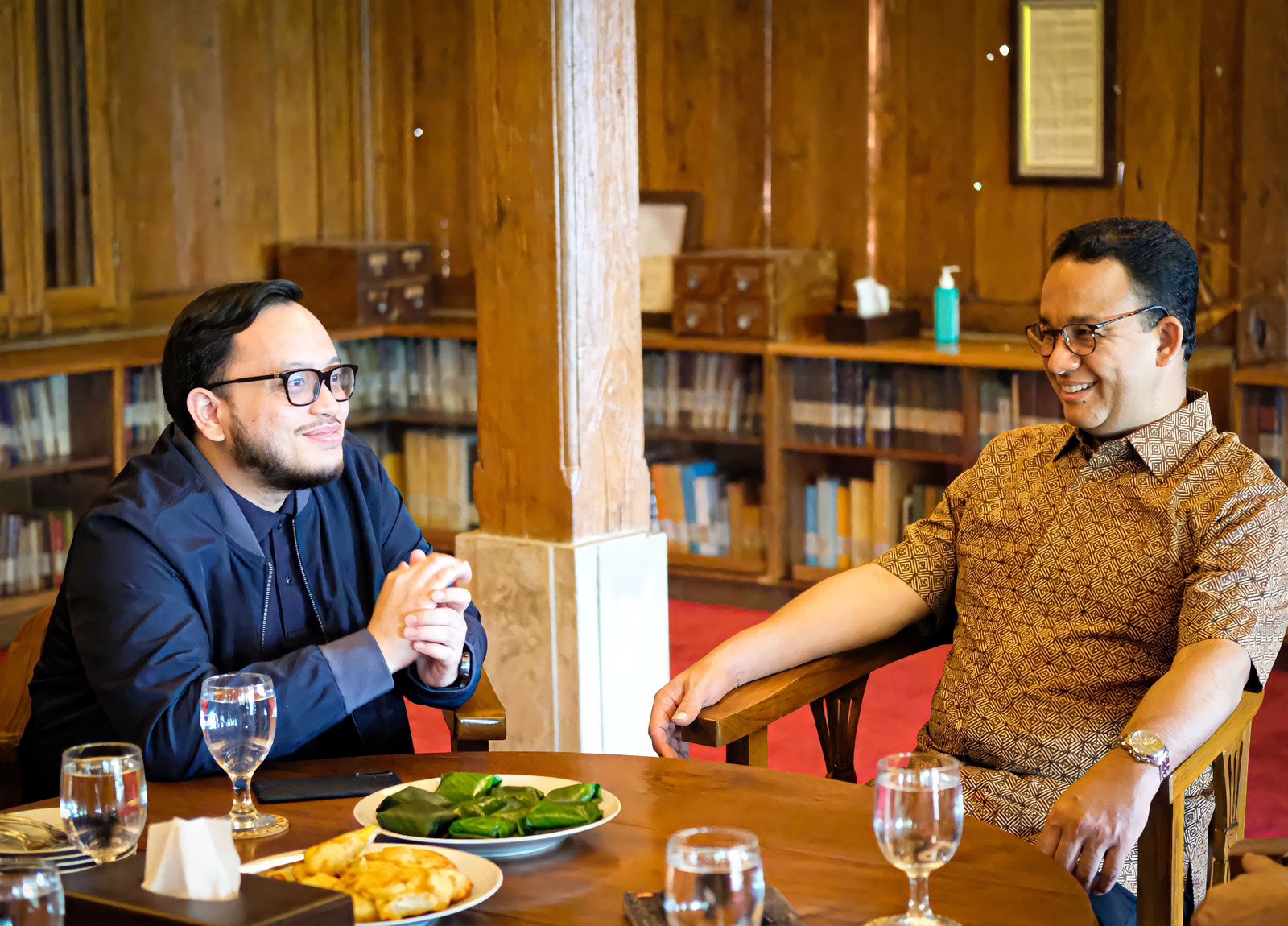 Diplomasi pisang goreng ala Anies dan Brian (kiri) Capres Anies Baswedan ungkap Brian harapan tanah Sumbar, Rabu 2 November 2022. (dok) 