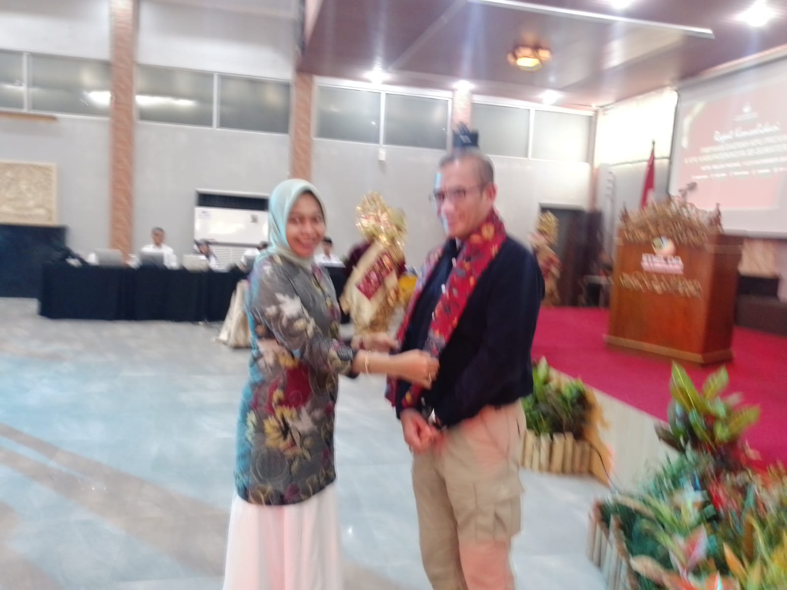 Ketua KPU RI Hasyim (kanan) dan Ketua KPU Sumbar Yanuk di Rakor KPU se Sumbar, Senin 7 November 2022. (zir) 