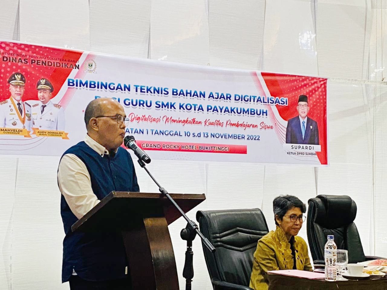 Ketua DPRD Sumbar Suaprdi buka Bintek digital dunia pendidikan, Bukittinggi, Kamis 10/11-2022. (sis) 