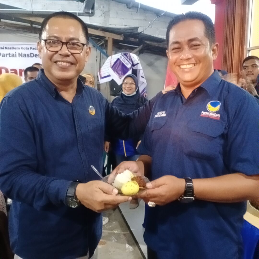 Sekretaris DPD Partai NasDem Kota Padang Syamsu Rizal (kiri) sebut warga Padang tak sabar menunggu Anies memimpin Indonesia, Jumat 11 November 2022. (dri) 