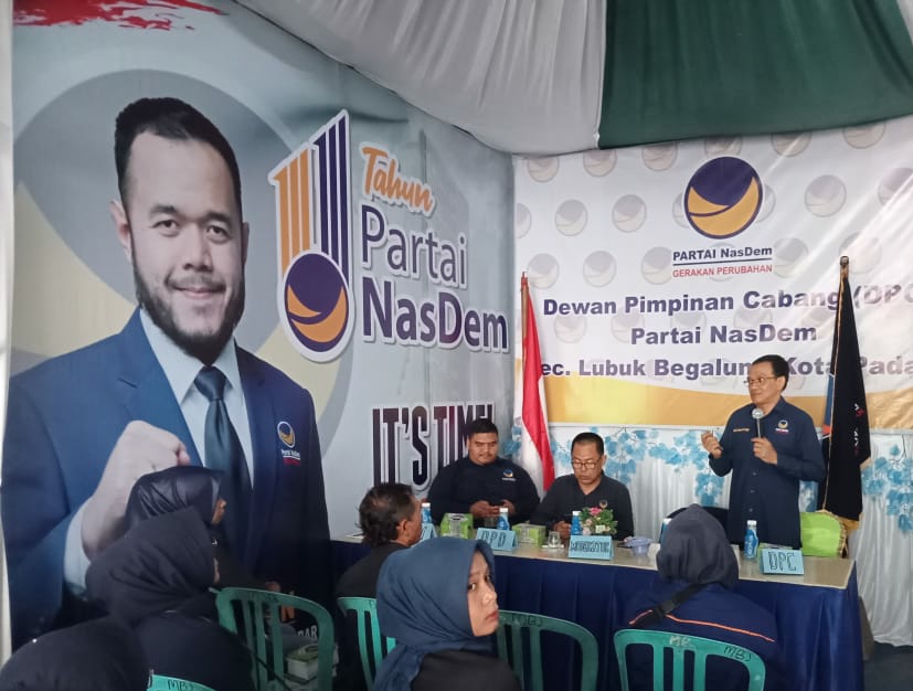 Hendri Irawan Dt Tanbijo. bakar semangat kader Partai NasDem Lubuk Begalung, bangga karena Capreskan Anies Baswedan, Minggu 13 November 2022. (jok)