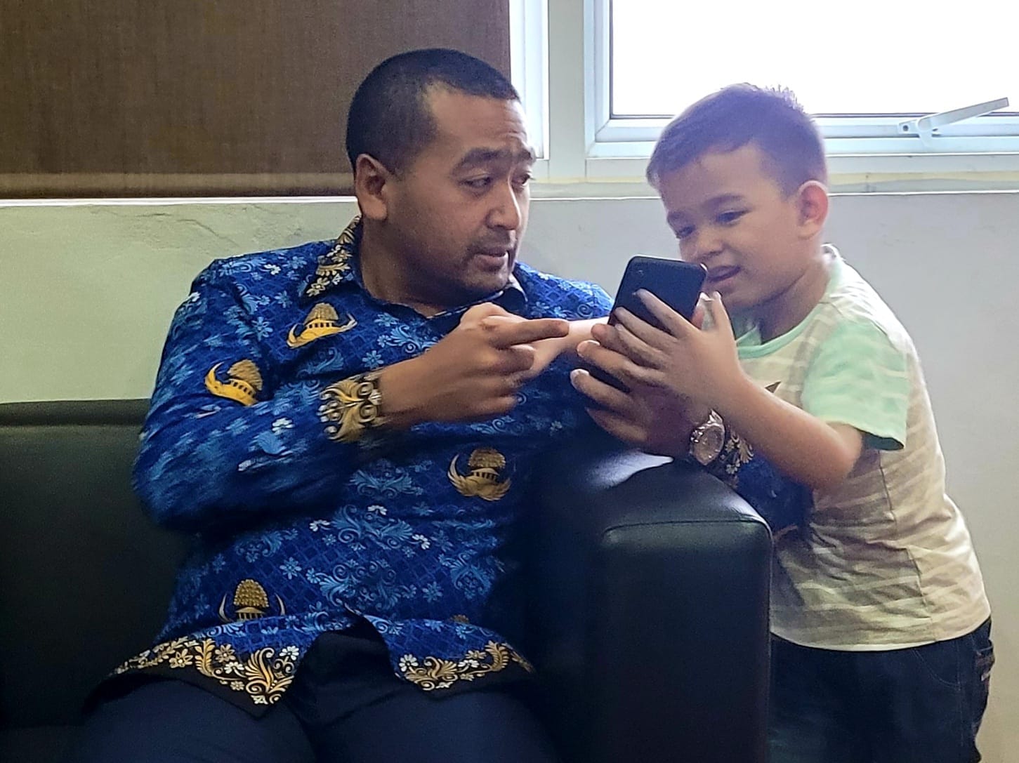 Kevin si anak ajaib (kanan) berdialog bahasa Inggris dengan Wagub Sumbar Audy Joinaldy, Jumat 18/11-2022. (sis) 