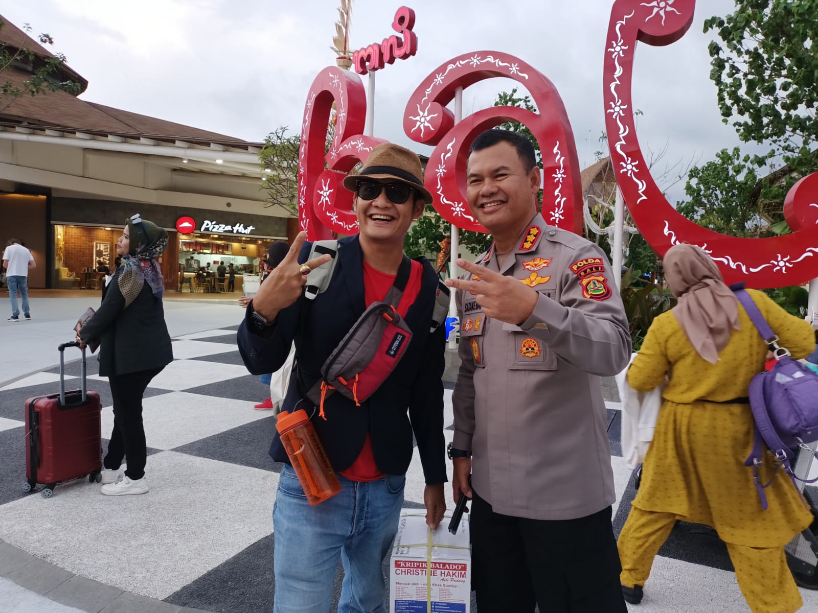 Kombes Pol Satake bersama Chandra peserta studi Tiru Wartawan Jurnalis KIP ke Bali, Rabu 22/11-2022. (dok) 