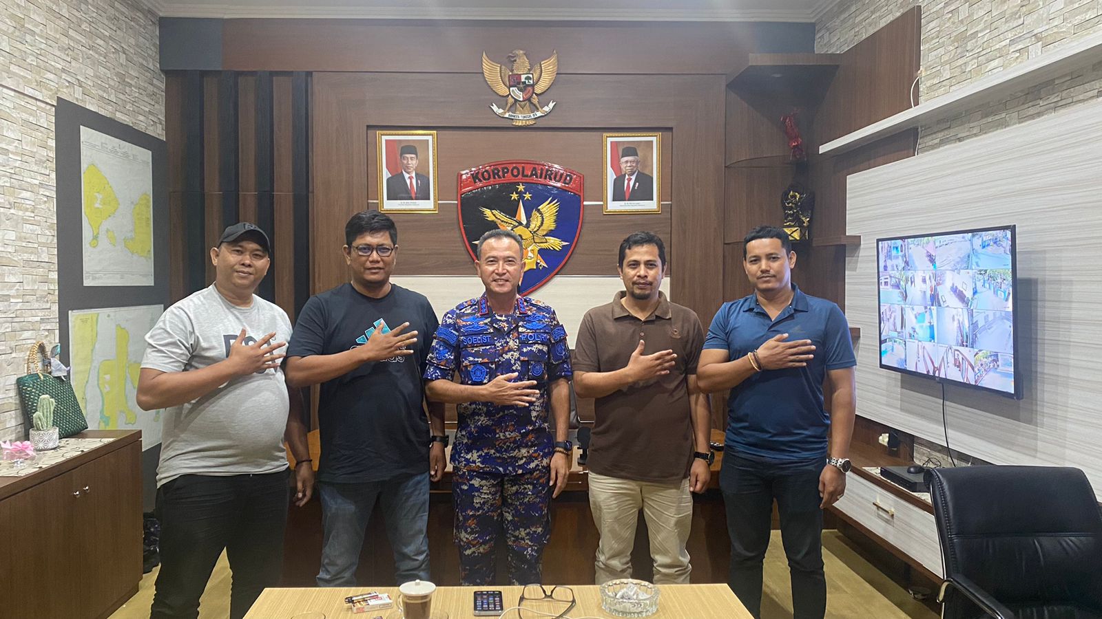 Nofal Wiska (dua dari kanan) diskusi soal sikses KTT G20 dengan Dorpolairud Polda Bali, Jumat 25/11-2022. (bob) 