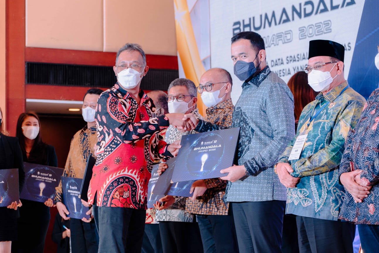Fadly Amran terima penghargaan simpul jaringan terbaik di Hotel Brobudur Jakarta, Jumat 24/11-2022. (ris) 