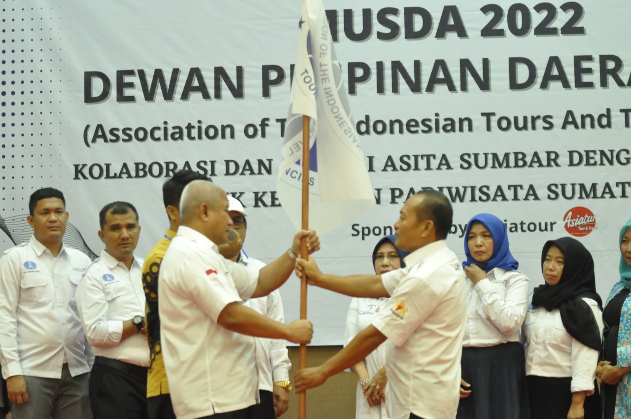 Arlan dipilih Aklamasi, dia kembali pimpin DPD ASITA Sumbar, bendera pataka pun diserahkan Ketua Umum DPP ASITA, Senin 28 November 2022 di Truntum Hotel. (sis) 