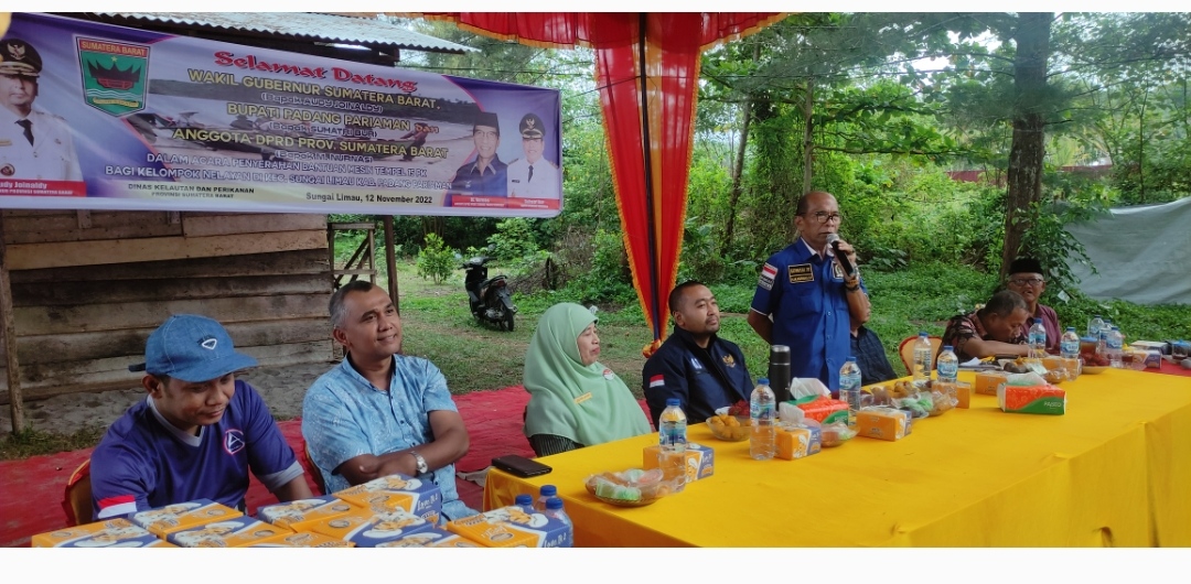 HM Nuras ungkap hubungannya dengan Wagub Sumbar pada penyerahan mesin tempel kepada nelayan di Pantai Kuranji Sungai Limau, Sabtu 12 November 2022. (dok) 