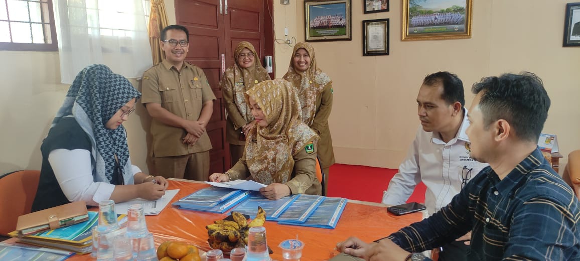 Sungai Rumbai Timur dan SMAN 1 Sitiung Perdana Didatangi Tim Monev KI Sumbar