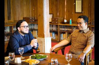 Diplomasi pisang goreng ala Anies dan Brian (kiri) Capres Anies Baswedan ungkap Brian harapan tanah Sumbar, Rabu 2 November 2022. (dok) 
