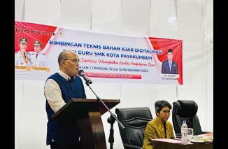 Ketua DPRD Sumbar Suaprdi buka Bintek digital dunia pendidikan, Bukittinggi, Kamis 10/11-2022. (sis) 