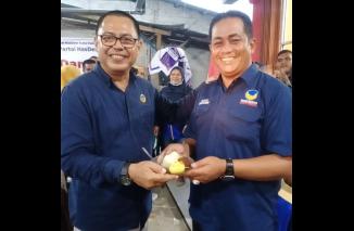Sekretaris DPD Partai NasDem Kota Padang Syamsu Rizal (kiri) sebut warga Padang tak sabar menunggu Anies memimpin Indonesia, Jumat 11 November 2022. (dri) 