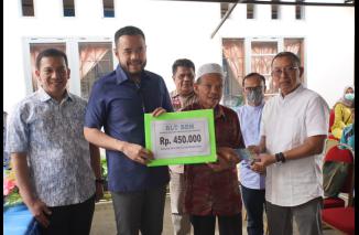 Padang Panjang jadi daerah satu-satunya bantu BLT BBM ke masyarakat dari dana APBD, Fadly Amran simbolis serahkan secara simbolis BLT ke masyarakat, Sabtu 12 November 2022. (dok) 