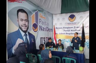 Hendri Irawan Dt Tanbijo. bakar semangat kader Partai NasDem Lubuk Begalung, bangga karena Capreskan Anies Baswedan, Minggu 13 November 2022. (jok) 