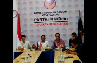 DPD Partai NasDem Kota Padang gelar diskusi dengan Peneliti Spectrum Politika Institute Ilham Aldelano Azre,S.IP,MA, di Sekretariat DPD Partai NasDem Kota Padang, Rabu 16 November 2022. (jk) 