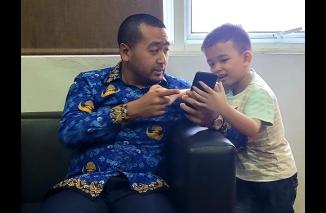 Kevin si anak ajaib (kanan) berdialog bahasa Inggris dengan Wagub Sumbar Audy Joinaldy, Jumat 18/11-2022. (sis) 