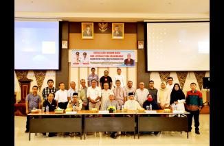 Kepala DAP Sumbar Novrial sampaikan prioritas Wakaf Buku dan Pojok Baca dihadpaan wartawan peserta sosialisasi, Jumat 18/11-2022 di Aula DAP Sumbar. (ck) 