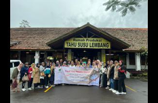 Ke Lembang tengok Pabrik Tahu Susu, Emak-emak kreatif Sumbar antusias habis. (sis) 