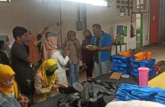 Peserta Studi Tiru Ekraf dari Sumbar belajar buat pabrik ke Pabrik Sepatu Tomkins di Bandung Jawa Barat, Jumat 18 November 2022. (sis) 