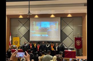 Charles Simabura resmi sandang gelsr Doktor setelah lokos ujian promosi di FHUI, Sabtu 19 November 2022. (dok) 
