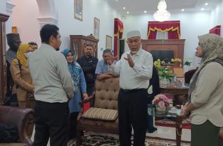 Gubermur Mahyeldi kepada Ketua KI Sumbar dan jurnalis di PJKIP Sumbar, silahkan kritik tapi dengan solusi, Selasa 20 November 2022 di Istana Gubernuran. (ald) 