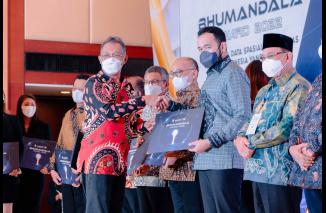 Fadly Amran terima penghargaan simpul jaringan terbaik di Hotel Brobudur Jakarta, Jumat 24/11-2022. (ris) 