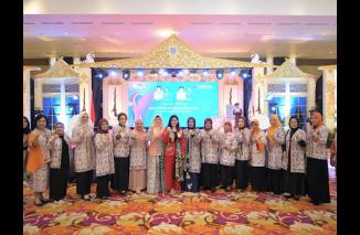 Istri Wako Pariaman,  Dr Lucyanel soft launcing kalender pariwisata 2023 dihadapan istri walikota se Indonesia, Kamis 24/11-2022 di Jambi. (gnmr) 