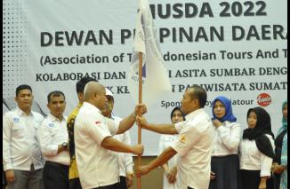 Arlan dipilih Aklamasi, dia kembali pimpin DPD ASITA Sumbar, bendera pataka pun diserahkan Ketua Umum DPP ASITA, Senin 28 November 2022 di Truntum Hotel. (sis) 