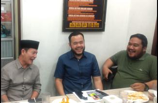 Ketua DPD Partai NasDem Kota Padang Osman Ayub (kri), rapat penyambutan Capres Anies Baswedan dengan Wakil Bendahara DPW Partai NasDem Sumbar Ikhsan Fausta Alinia, bercengkerama dengan Ketua DPW Partai NasDem Sumbar Fadly Amran (tengah) Selasa 29 November