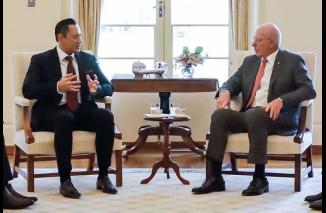 AHY (kiri) lakukan PtP Diplomacy dengan tokoh publik dna politik di Australia. (bakomstra/jubir-pd) 