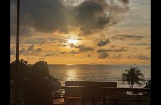 Waooo amazing, penampakan sunset dari Roof Toop Elinoor Guest House Purus Kota Padang, yuk berburu pic di sini gaes. (cdr) 