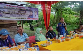HM Nuras ungkap hubungannya dengan Wagub Sumbar pada penyerahan mesin tempel kepada nelayan di Pantai Kuranji Sungai Limau, Sabtu 12 November 2022. (dok) 