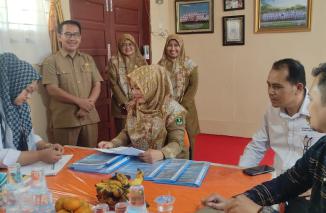 Sungai Rumbai Timur dan SMAN 1 Sitiung Perdana Didatangi Tim Monev KI Sumbar