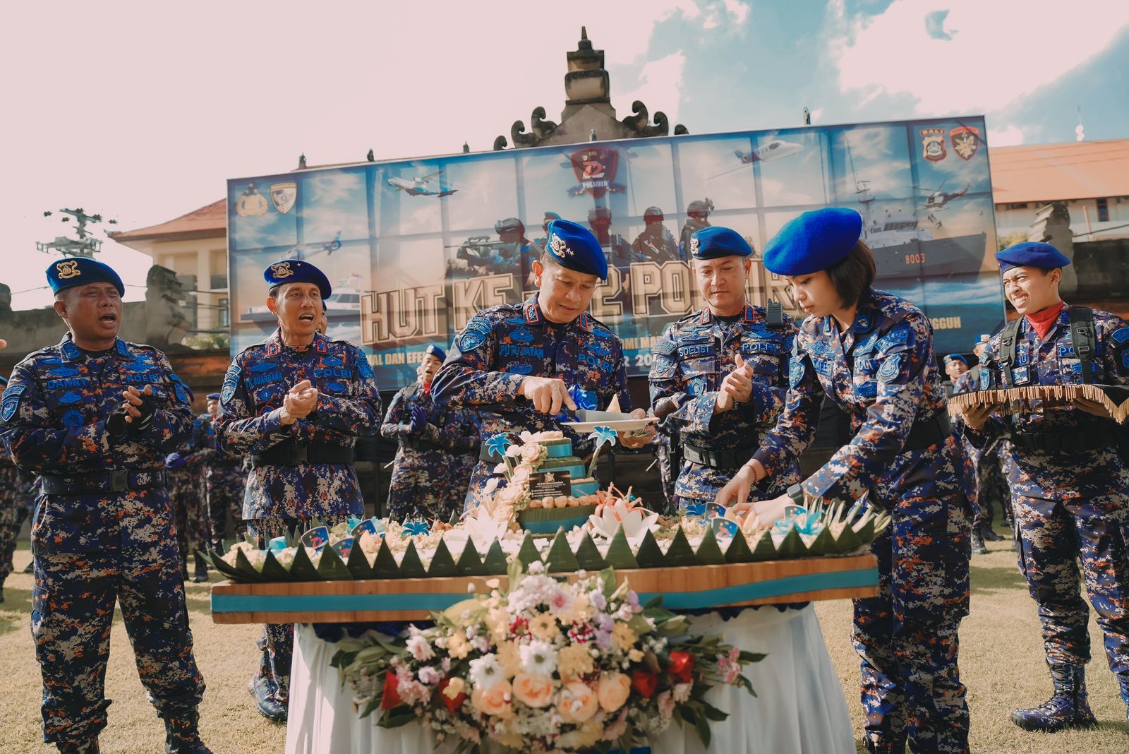 Kapolda Bali, Irjen Pol Putu Jayan Danu Putra, didampingi Dirpolairud Kombes Soelistijono, potong tumpeng saat perayaan HUT ke 72 Korps Polairud di Mapolda Bali, Senin 5 Desember 2022. (dok) 