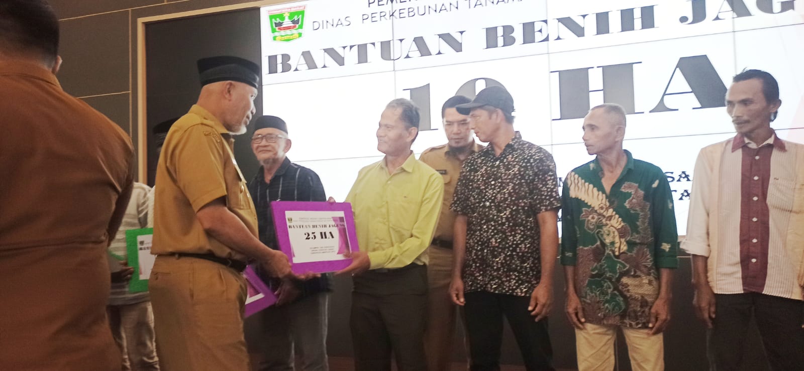 Gubenur Sumbar Mahyeldi bagikan bantuan benih padi dan jagung senilai Rp 19 miliat kepada kelompok tani se Sumbar, Selasa 6 Desember 2022. (sis) 