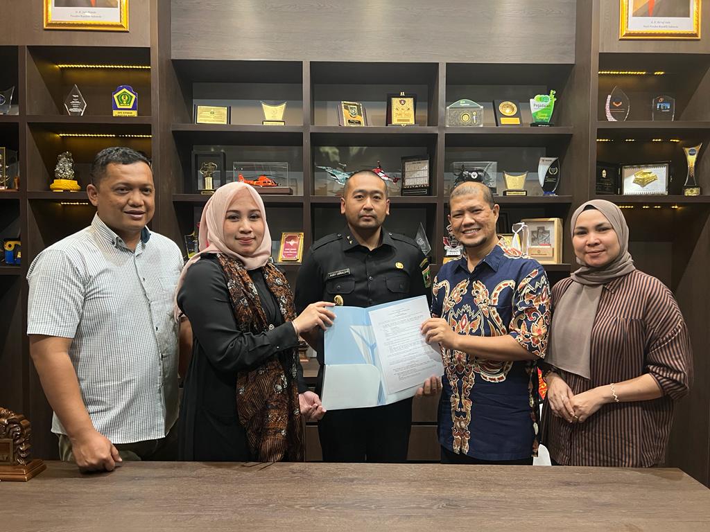 Ketia BPPD Sumbar teken MoU demgan Wardah disakaikan Wagub Audy, Kamis 8 Desember 2022 di Kantor Gubernur Sumbar. (sis) 