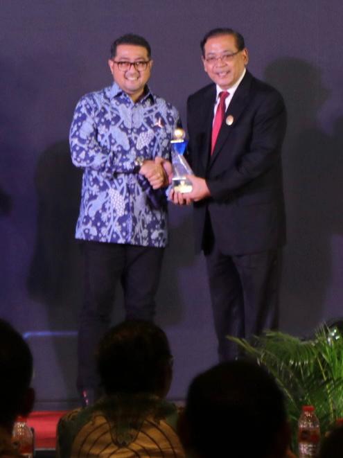Sekjen Partai Demokrat  atas nama Ketum AHY terima piala INFORMATIF pada Anugerah KI Pusat Republik Indonesia, Rabu 14/12-2022 di Tangerang. (dok) 