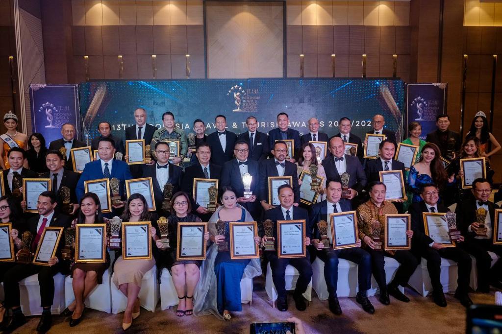 Penerima IATA Awards foro bersama dengan Menparekraf Sandiaga Uno pada malam anugerah, Sabtu 17/12-2022 di Jakarta. (dok) Dirut PT Balairung Citrajaya Sumbar Buchari Bachter (kanan) kompak dengan Sandiaga Uno (kiti) pada malam Anugerah IATA Awards, Sabtu 