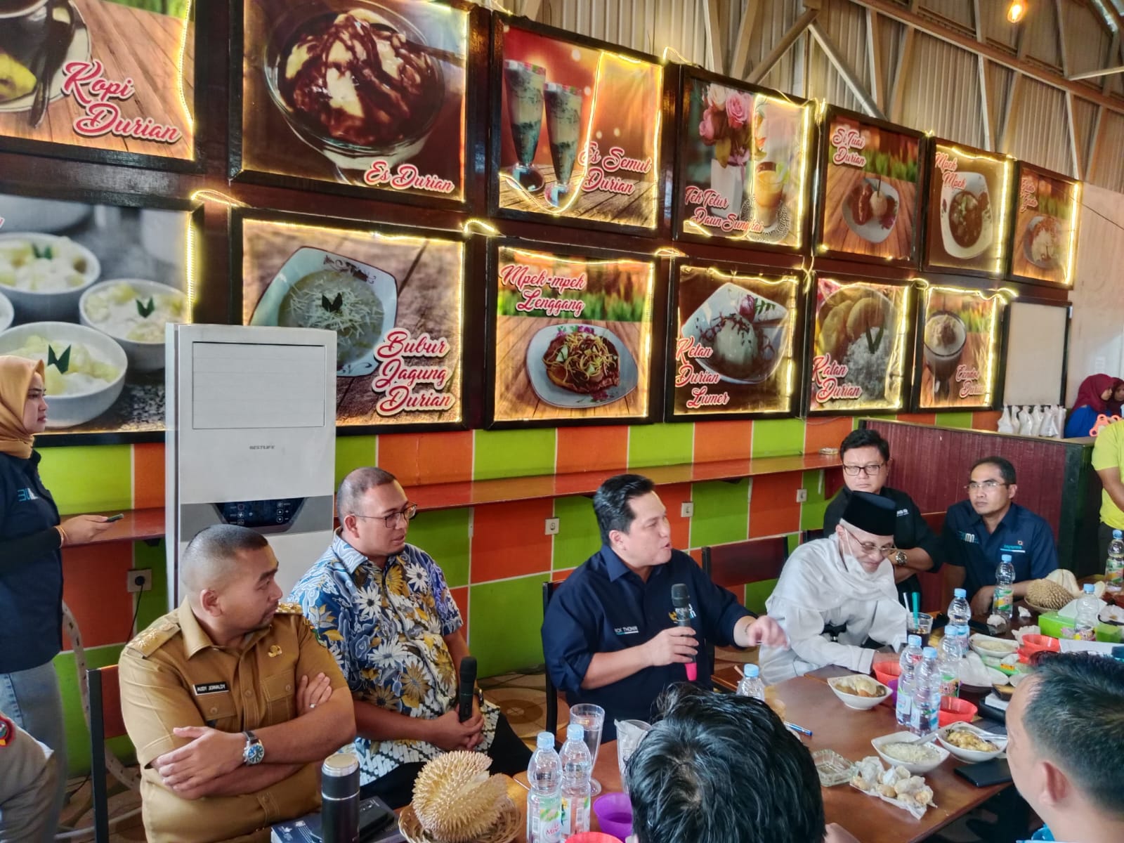 Erick Thohir santap durian di Rajo Durian By Pass Padang, puji Andre Rosiade, Dojy Oskaria dan Khairul Jasmi, Selasa 20/12-2022. (ck) 