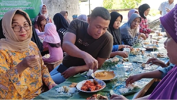 Makan Balapak penih nikmat dan rahmat,  Jumat barokah di JBB Amal Salih. (sdlh) 