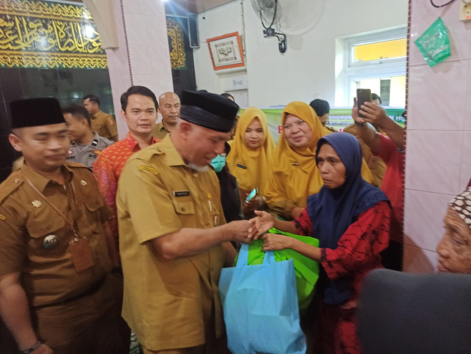 Gubernur Sumbar Mahyeldi serahkan 200 paket bantuan Holtikultura kepada masyarakat Lubuk Basung Kabupaten Agam, Senin 26 Desember 2022. (sis) 