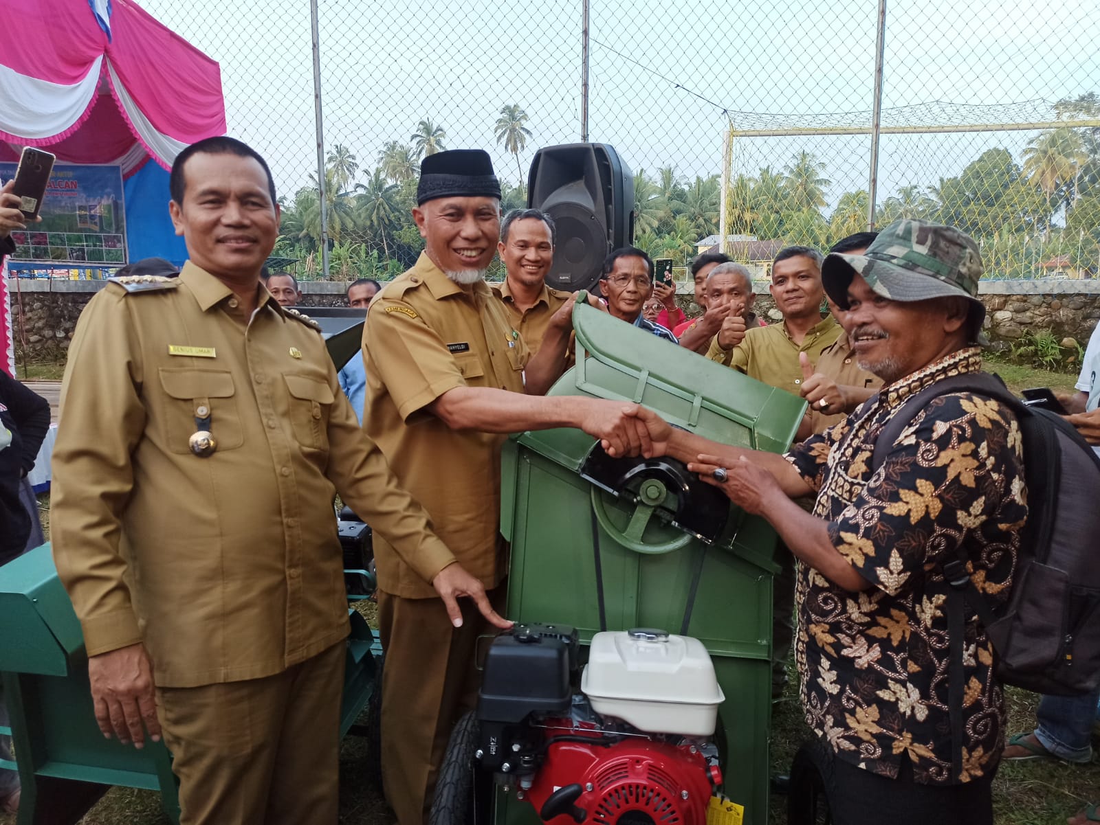 Kompak, Mahyeldi-Genius Uakr serahkan alsintan kepada petani di Sikapak Pariaman, Senin 26 Desember 2022. (sis) 