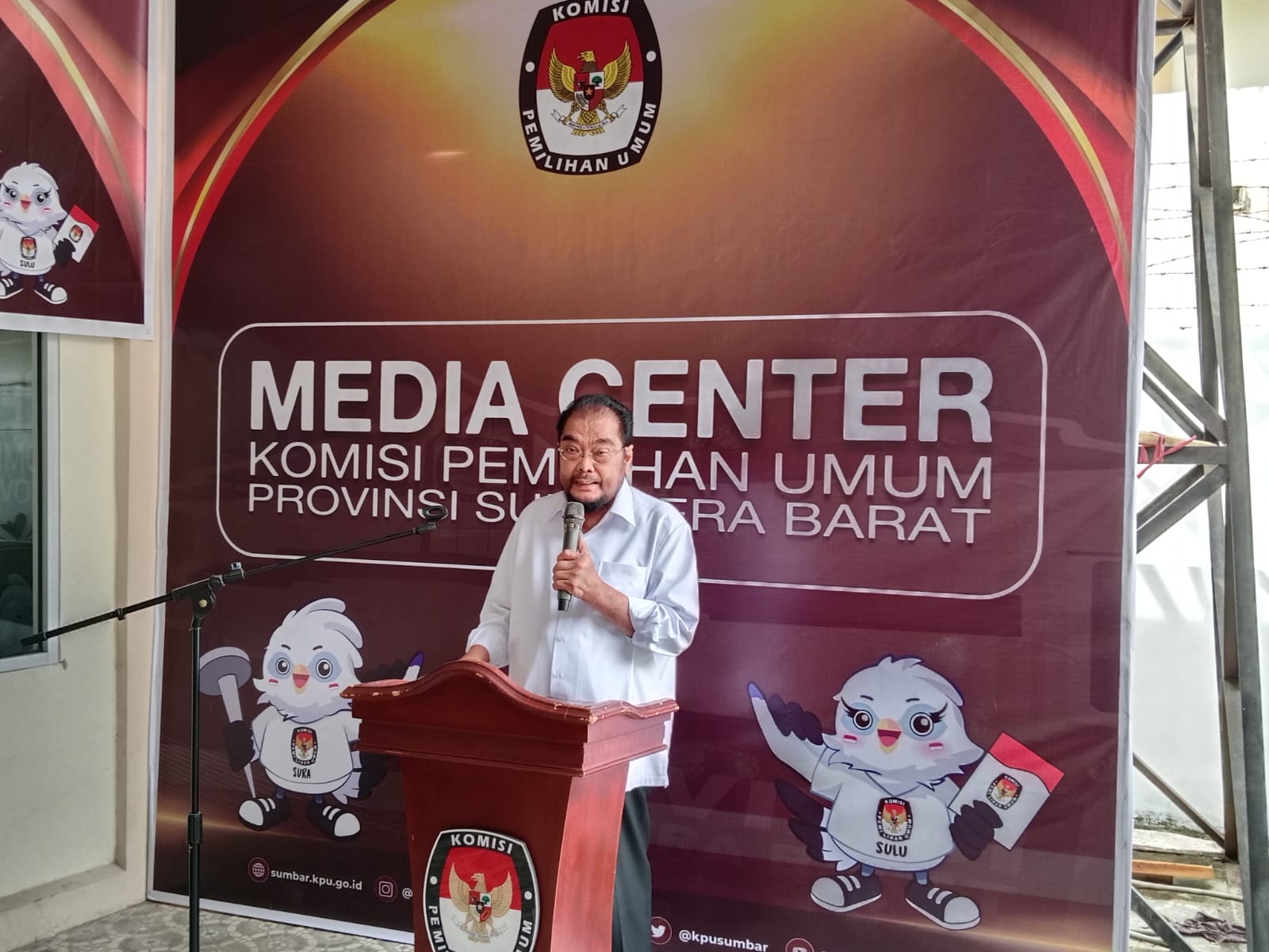 H Leonardy Harmainy serahkan dukungan untuk maju lagi ke DPD RI pada Pemilu 2024. (ck) 