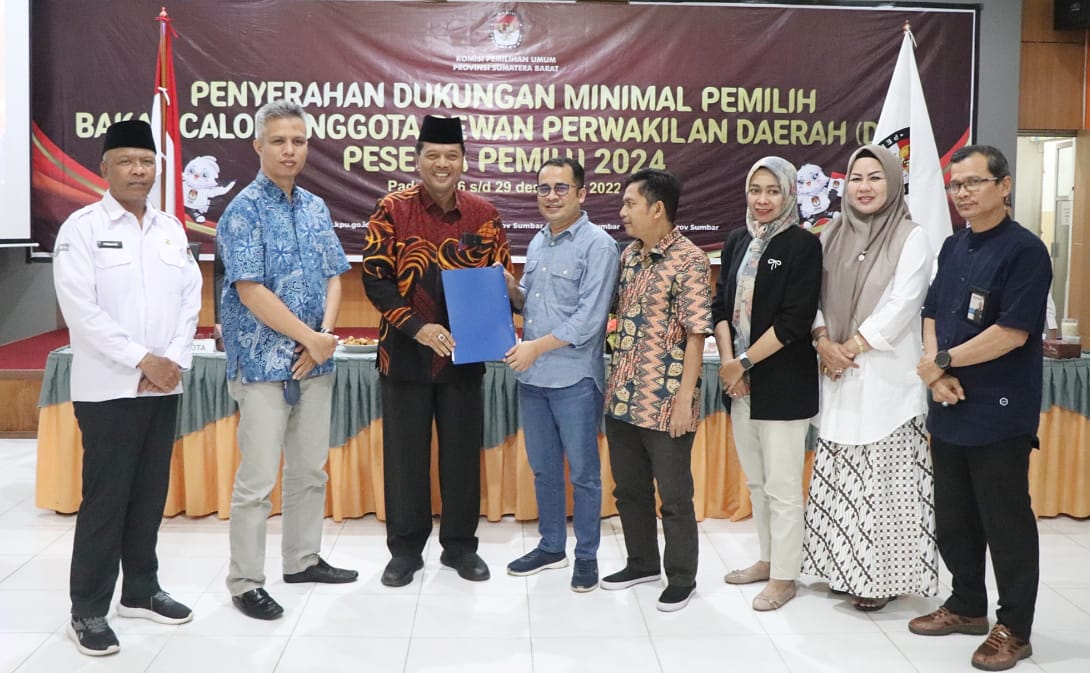 Irfendi Arbi serahkan berkas prndaftaran Calon DPD RI ke KPU Sumbar, Kamis 29/12-2022.(grp) 