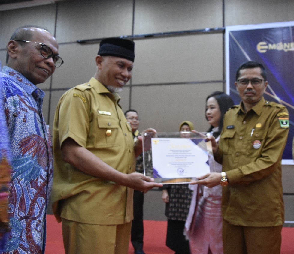 Sekwan DPRD Sumbar Raflis (kanan) terima sertifikat informatif KI Sumbar diserahkan Gubernur Mahyeldi (tengah) didampingi Anggota DPRD HM Nurnas (kiri), Senin 12 Desember 2022 di AKIP hmTruntum Hotel Padang. (grp) 