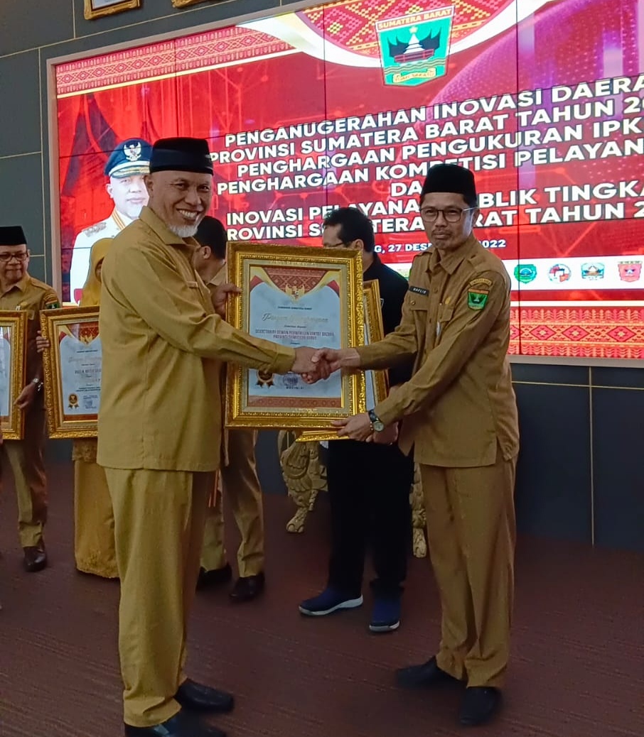 Paten, Sekwan Raflis dalan 15 hari dua kali disalami Mahyeldi atas prestasi kerjanya, Selasa 27 Desember 2022 menjadi OPD Inovatif. (ck) 