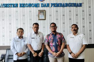 Asisten II Setdako Payakumbuh bersama Sales Branc Manater Pertamina Rayon IV Sumbar marangkan penerapan QR Pengisian Subsidi BBM, Rabu kemarin di Payakimbuh. (ck) 